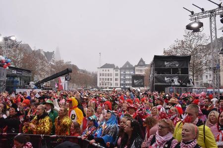 Karnevalisten in Kost�m vor der B�hne am 11.11.2021 in K�ln ...