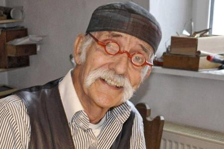 Der Münchner Maler, Illustrator und Zeichner Ali Mitgutsch ist am 10. Januar verstorben. Bekannt war er als der 