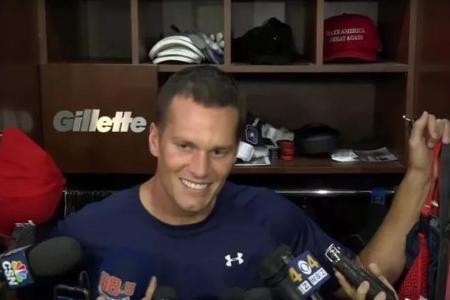 Im selben Jahr sorgt eine Kappe mit dem Slogan 'Make America Great Again' in Bradys Kabinen-Spind für eine große Kontroverse...