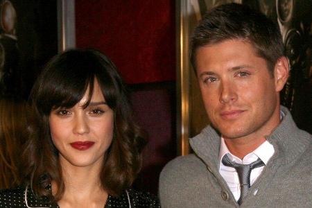 Jensen Ackles und Jessica Alba auf einer Veranstaltung.