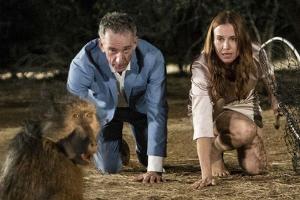 "Schwiegereltern im Busch": Hubertus  (Heio von Stetten) und Renate von Zangenheim (Nadeshda Brennicke) auf Affenjagd.