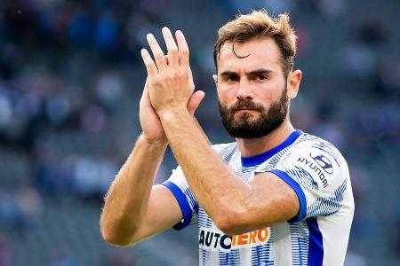 Zeigte gerade nach Ballgewinnen seine Spielintelligenz und wählte im Umschaltspiel mehrfach genau den richtigen Pass. Bot di...