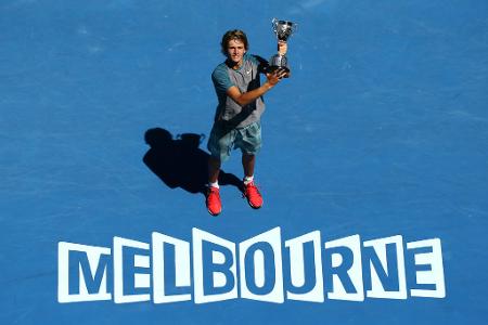 Im Junioren-Bereich beginnt Zverevs Grand-Slam-Karriere noch vielversprechend. Bei den French Open 2013 erreicht er das Finale, die Australien Open 2014 gewinnt der damals 16-Jährige sogar. Ende des Jahres steigt er schließlich auf und geht bei den US-Open erstmals in der Herren-Konkurrenz an den Start.