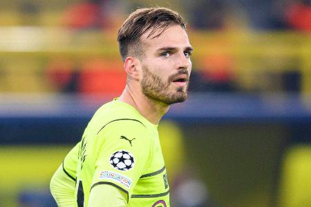 In seiner bisherigen Zeit beim BVB machte die Leihgabe des VfL Wolfsburg in erster Linie durch ein Interview, in dem er interne Details ausplauderte, auf sich aufmerksam. Sportlich ist der Innenverteidiger unter Trainer Marco Rose außen vor. Deshalb werden die Dortmunder die Kaufoption aller Voraussicht nach nicht ziehen.