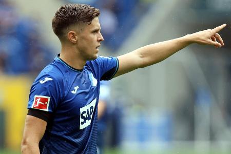 Bekam unter der Woche im Pokal schon einen Kopftreffer mit, startete dennoch gegen den BVB. Saß nach wenigen Minuten auf dem Rasen und musste sichtlich benommen runter.