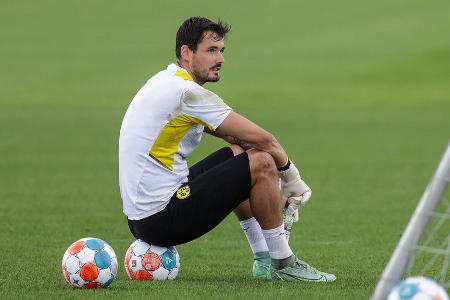 Verkaufskandidat wäre für den Torhüter die bessere Bezeichnung, schließlich sucht der BVB seit Monaten nach einem Abnehmer für Bürki. Ein Wechsel zur AS Saint-Etienne scheiterte zuletzt. Fest steht: Borussia Dortmund würde den Schweizer nur allzu gerne von der Gehaltsliste streichen.