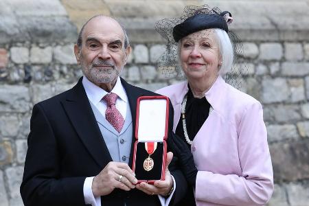 Prinz William schlägt Poirot-Darsteller David Suchet zum Ritter