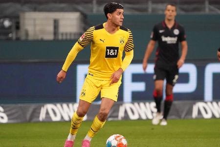 Inzwischen zählt der Spielmacher beim BVB zu den unumstrittenen Stammkräften. Folgerichtig möchten die Schwarz-Gelben Dahoud wohl über 2023 hinaus an den Verein binden. 'Mindestens' eine zweijährige Verlängerung steht 'Sport Bild' zufolge im Raum. Angebliche Interessenten wie Newcastle United müssten in diesem Fall in die Röhre gucken.