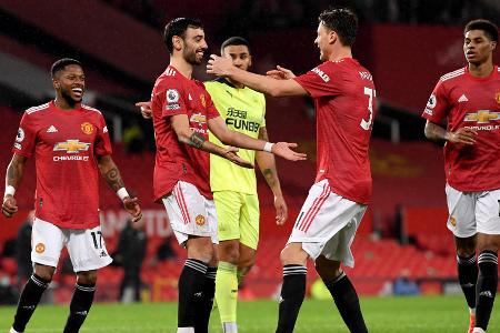Aus Süles SMS an seinen damaligen Berater, die der 'Spiegel' im vergangenen September veröffentlichte, ging nicht nur die Premier-League-Vorliebe des Abwehrspielers hervor, sondern auch sein Wunsch, 'am liebsten für Manu' (ManUnited) spielen zu wollen. Nur: Gerüchte gab es bislang keine. Zudem ist noch unklar, wer 22/23 bei den Red Devils auf der Bank sitzt.