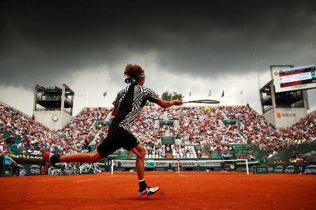 2016 bestätigt Zverev dann seinen Aufwärtstrend. Bei allen vier Turnieren steht der Hamburger im Hauptfeld, in Paris und London zieht er jeweils in die 3. Runde ein und feiert seine beiden bisher besten Grand-Slam-Ergebnisse. Die zweite Turnierwoche findet aber noch regelmäßig ohne ihn statt.