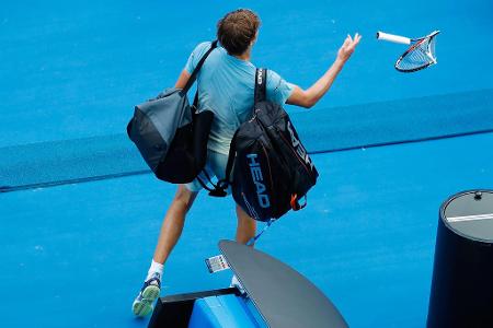 2017 ist ein hartes Grand-Slam-Jahr für den Deutschen. In der Weltrangliste klettert er zwar in die Top Ten, doch bei den vier großen Turnieren will es einfach nicht laufen. Schon wieder ist in Melbourne, Paris, London und New York vorzeitig Schluss. Am weitesten kommt er noch in Wimbledon, wo Zverev erst in der 4. Runde scheitert.