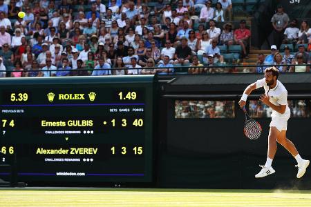Ein Jahr später bricht der Hamburger endlich den Bann und erreicht die zweite Grand-Slam-Woche. Bei den French Open 2018 scheitert er erst im Viertelfinale. Das ist allerdings nur ein schwacher Trost, denn sowohl in Wimbledon als auch Flushing Meadows fliegt Zverev danach wieder in der 3. Runde raus.