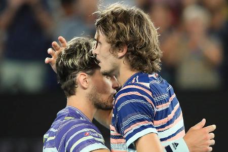 Nach vielen Jahren des Leidens zeigt Zverev der Welt im Jahr 2020 endlich, dass er auch in Grand Slams abliefern kann. Halbfinale in Melbourne, Finale in New York - das kann sich mehr als sehen lassen! Bitter für ihn: Im Finale der US Open verspielt er eine 2:0-Satzführung und den schon sicher geglaubten Triumph gegen Dominic Thiem.