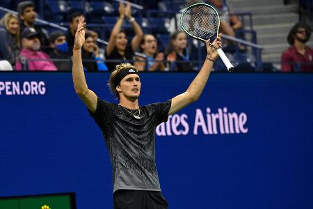 2021 geht der Hamburger in jedem Grand Slam als Mitfavorit an den Start. Melbourne (Viertelfinale) und London (4. Runde) laufen enttäuschend, dafür zieht der Olympiasieger in Paris und New York jeweils ins Halbfinale ein. In beiden Matches hat er die Chance zum Sieg, beide verliert er letztlich unglücklich in fünf Sätzen.