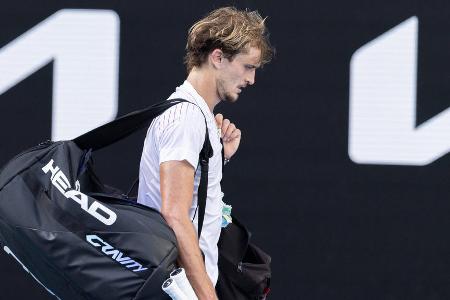 Nach der Gold-Medaille von Tokio und dem Gewinn der ATP-Finals von Turin 2021 sind bei Zverev die Ambitionen noch einmal gestiegen. Zum Start ins Grand-Slam-Jahr 2022 erlebt er aber einen heftigen Rückschlag. Für die Nummer drei der Setzliste setzt es schon im Achtelfinale gegen Denis Shapovalov eine 'furchtbare' Drei-Satz-Niederlage. Besonders bitter: Mit einem Turniersieg hätte er erstmals die Weltrangliste angeführt.