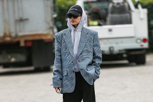 Hailey Bieber liebt ihn: Der "Dad-Blazer" ist das Must-have 2022