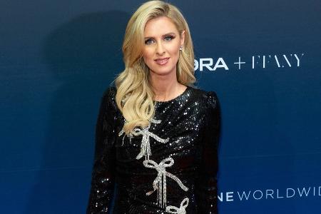 Nicky Rothschild zeigt stolz ihren Babybauch