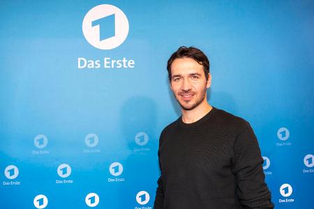 Der olympischen Goldspur seiner Mutter Rosi Mittermaier konnte Felix Neureuther nicht ganz folgen, aber der 37-Jährige war eineinhalb Jahrzehnte der mit Abstand beste deutsche Slalomfahrer. Bei Weltmeisterschaften gewann er insgesamt fünf Medaillen. In der Sportredaktion des Bayerischen Rundfunks übernimmt Neureuther inzwischen auch Aufgaben abseits der Skipisten, er sieht die olympische Bewegung auf einem Irrweg.