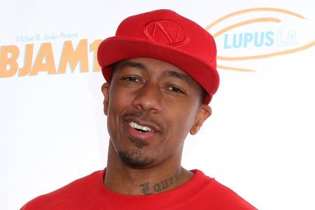Bald achtfacher Vater: Nick Cannon posiert vor Kondomautomat
