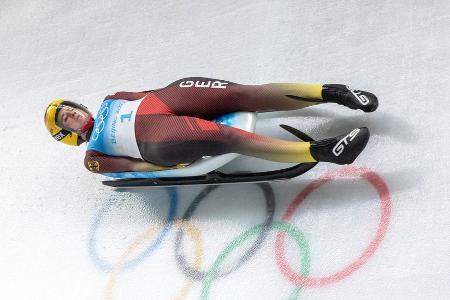 Natalie Geisenberger hat mit ihrem Triumph bei den Winterspielen 2022 ihre insgesamt fünfte Goldmedaille eingefahren. In der ewigen Rangliste der besten deutschen Olympioniken liegt die Rennrodlerin damit auf den vorderen Plätzen:
