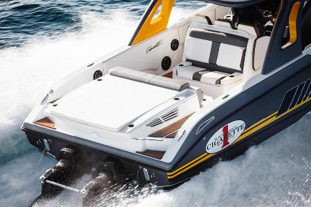 Im Bootsheck wüten zwei Mercury-Motoren, je 1.100 PS stark