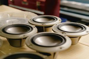 Tieftöner-Lautsprecher warten auf ihren Test