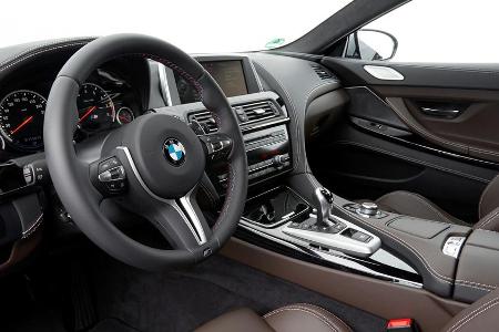 Luxuriöser und übersichtlicher Innenraum mit Leder-Sportsitzen