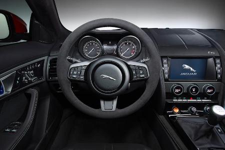 Der Fahrer ist eingebettet in ein nobles Interieur