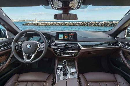 Das Cockpit des neuen Fünfers nährt sich dem Siebener-Modell deutlich mehr an