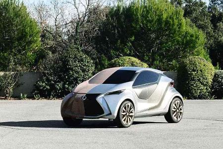 Ein zur Hälfte angestrichenes, maßstabgetreues Lehmmodel des Lexus LF-SA