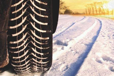 Mindestens 4 Millimeter Profiltiefe sollte ein Winterreifen haben