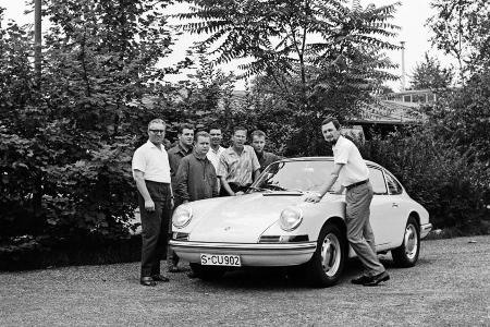 Ferdinand Alexander Porsche (rechts) und sein Meisterwerk 901 (1964)