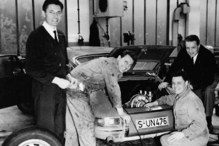 Die Abteilung Fahrerprobung mit Leiter Rolf Hanns (links) und dem Prototyp 901 in Wolfsburg