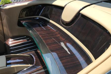 Allerfeinstes Leder und Mahagoni im Inneren