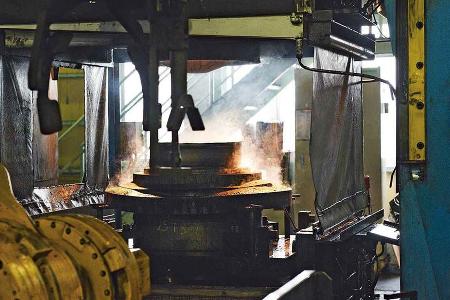 Das Gewicht von 9.000 Tonnen presst den Rohling