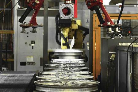 Halbfertige Felgen auf der Produktionsstraße