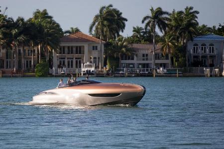 Die Sportjacht ist nicht nur ein Blickfang, sondern glänzt mit einem hochwertigen Interieur