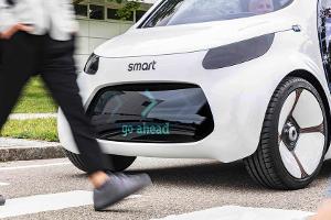 "Go ahead" signalisiert der Zukunft-Smart den Fußgängern