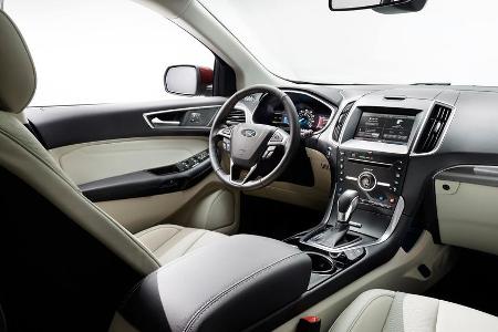 Im komfortablen Cockpit irritieren nur die vielen Knöpfe am Lenkrad