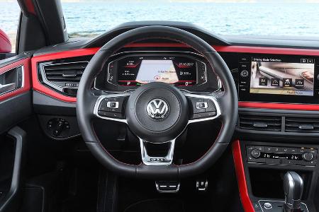 Im Cockpit: Sportlenkrad mit Schaltwippen