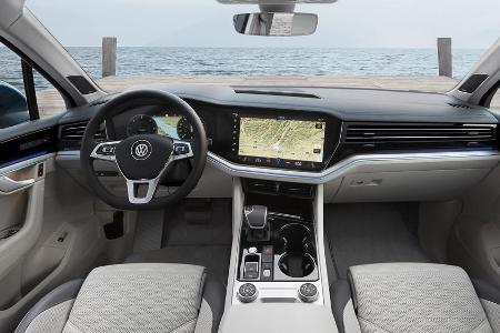 Im Mittelpunkt des Cockpits steht der große Touchscreen