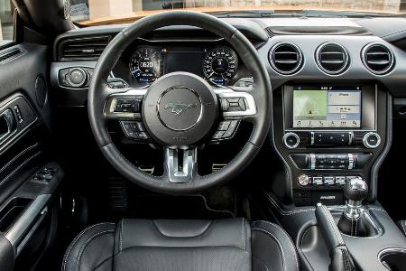 Sportliches Cockpit mit rot pulsierendem Startknopf