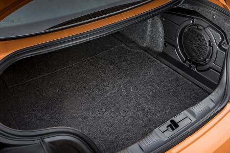 Der Kofferraum reicht leicht für das Wochenend-Gepäck für Zwei