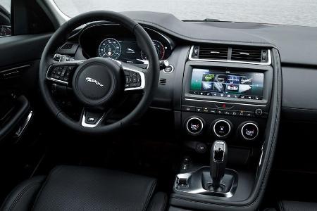 Im Cockpit sind die Armaturen etwas zu wuchtig geraten