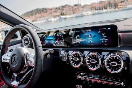 Das Cockpit der A-Klasse mit Sprechfunktion