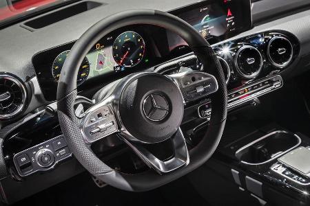 Cockpit mit großem freistehendem Display und MBUX-System