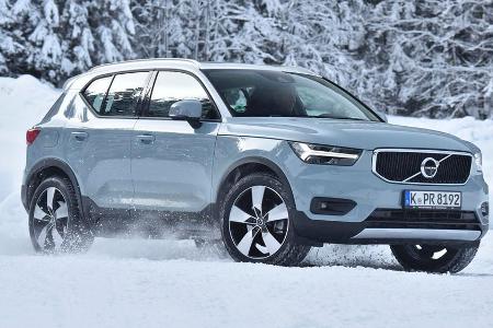 Auch eine Art Schneegestöber: Volvo XC40 auf weißem Terrain