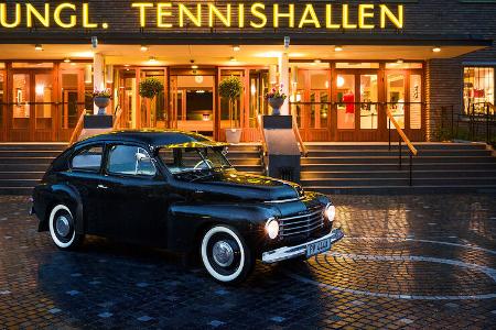 Volvo PV 444 vor dem Ort seiner Welpremiere