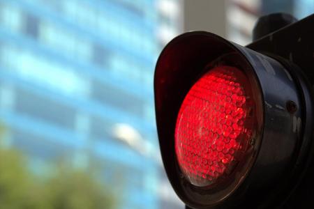 Vorausschauend fahren: Wenn man schon die rote Ampel in der Ferne erblickt, lohnt es sich nicht mehr, Gas zu geben. Segeln S...