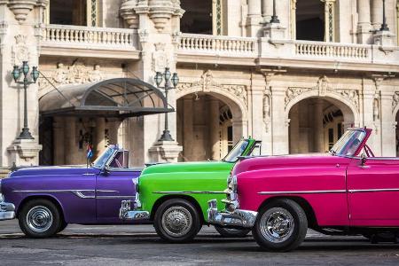Kuba, das sind Che Guevara, Fidel Castro, Zigarren, Rum, traumhafte Strände und vor allem eines: legendäre Oldtimer.